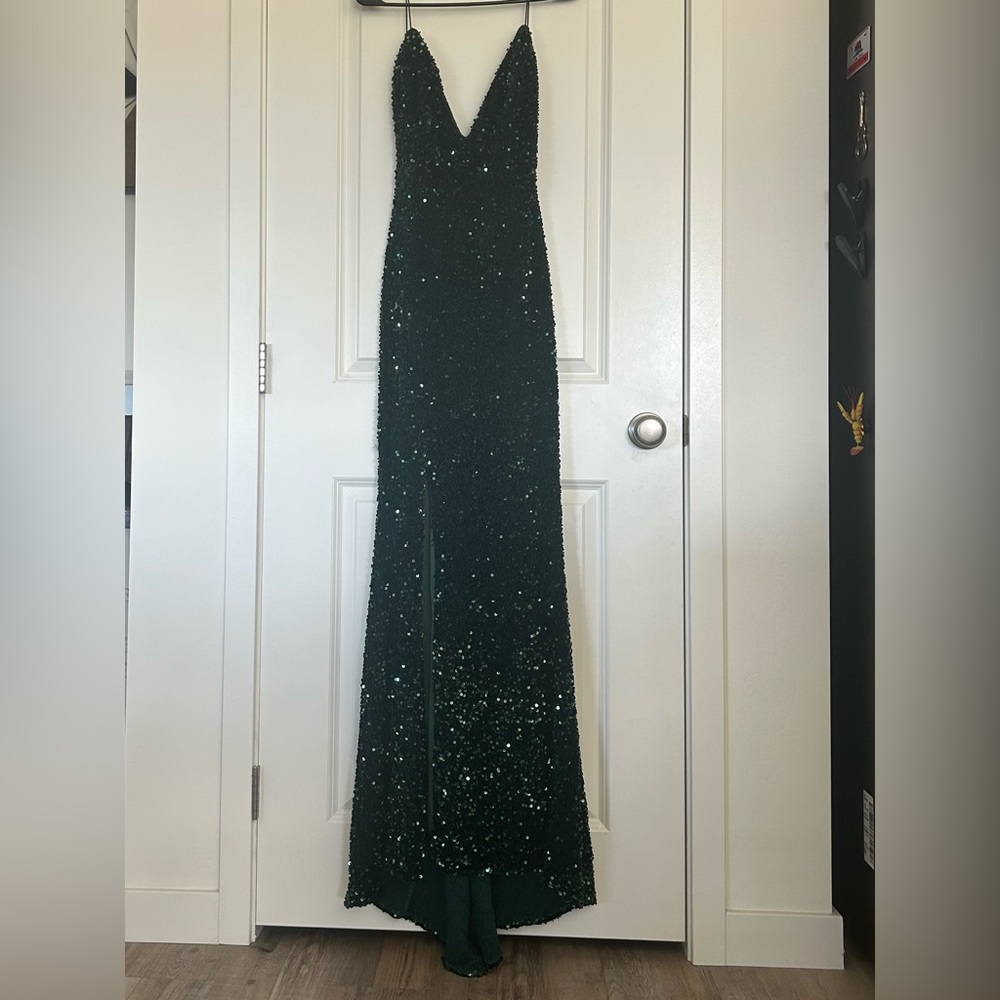 Beautiful forest, green size, medium dress with a slit on the side.